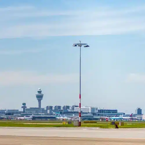 hoeveel vliegtuigen per dag schiphol